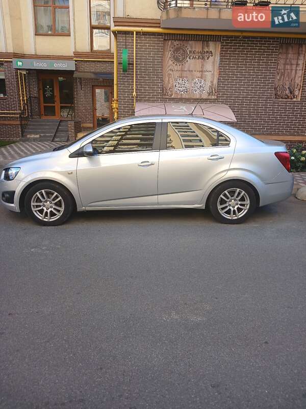 Седан Chevrolet Aveo 2013 в Ирпене
