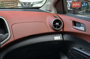 Хэтчбек Chevrolet Aveo 2011 в 