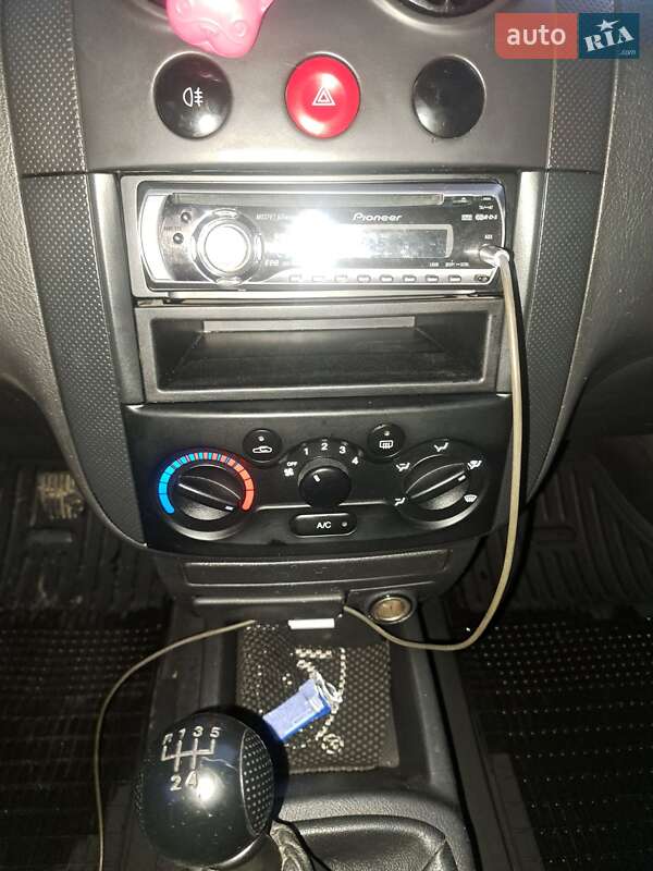 Хэтчбек Chevrolet Aveo 2005 в Новояворовске