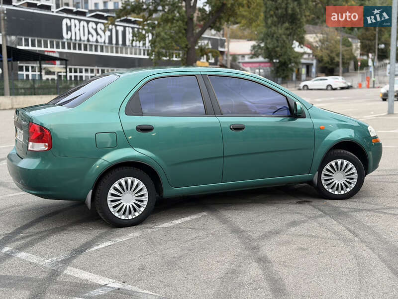 Седан Chevrolet Aveo 2004 в Киеве