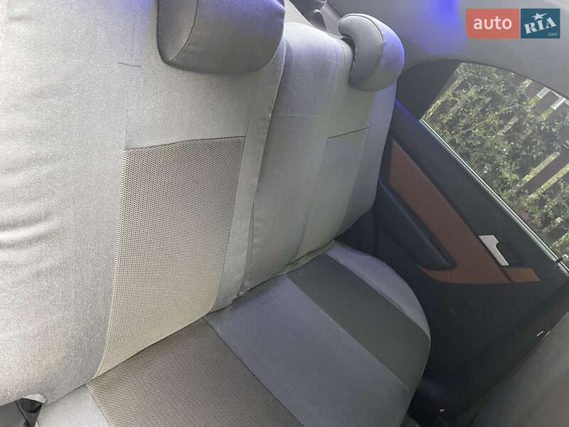 Седан Chevrolet Aveo 2006 в Звягелі