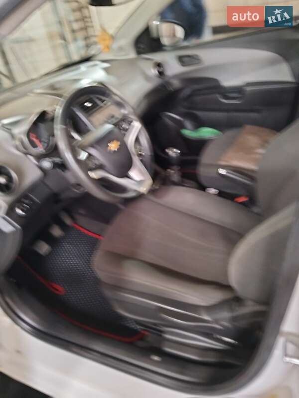 Седан Chevrolet Aveo 2013 в Кривом Роге