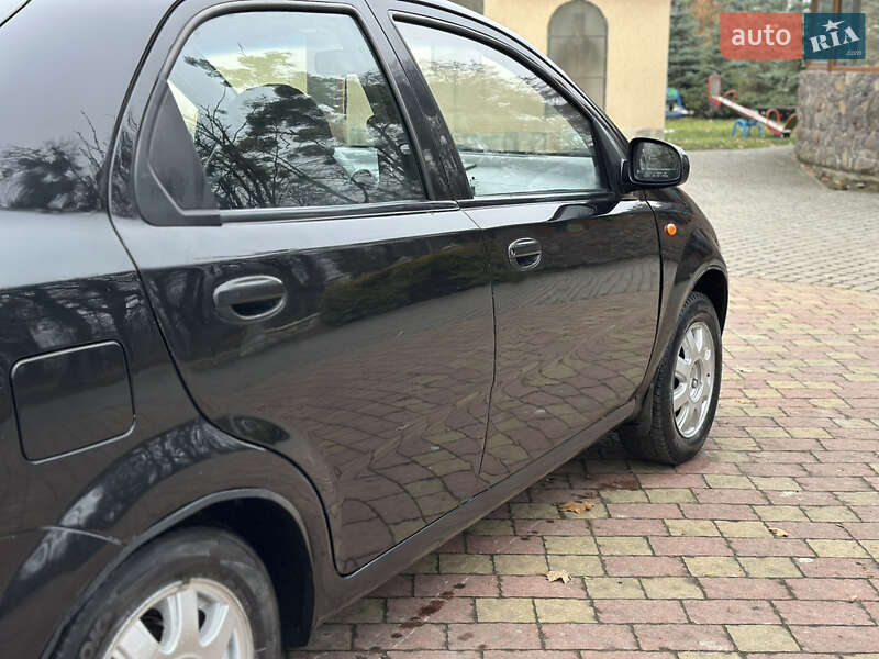 Седан Chevrolet Aveo 2005 в Жовкві
