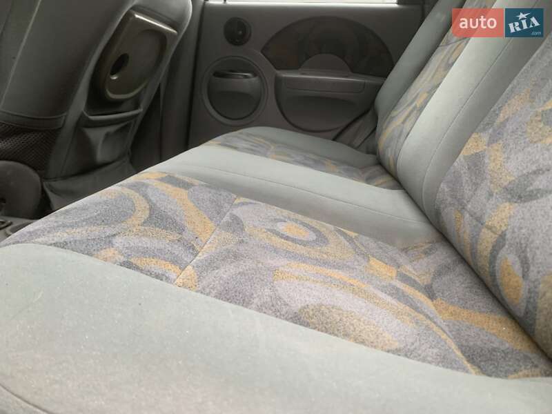 Хетчбек Chevrolet Aveo 2004 в Дніпрі