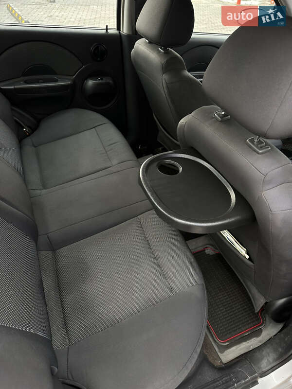 Седан Chevrolet Aveo 2006 в Чернівцях