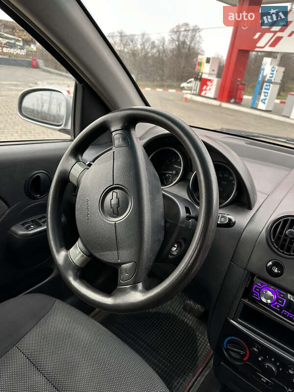 Седан Chevrolet Aveo 2006 в Чернівцях
