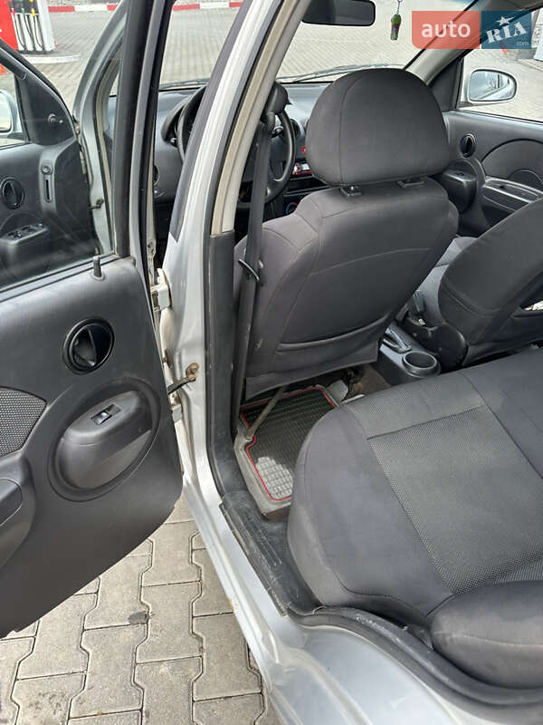 Седан Chevrolet Aveo 2006 в Чернівцях