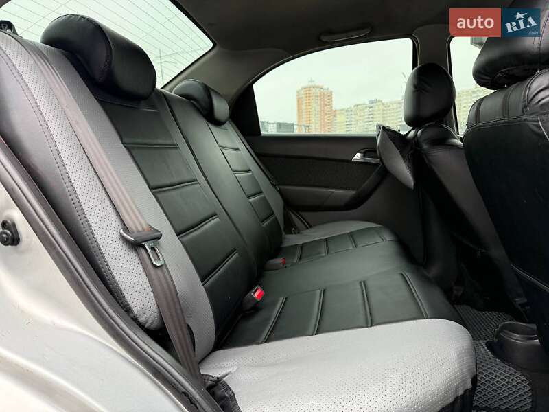 Седан Chevrolet Aveo 2006 в Киеве