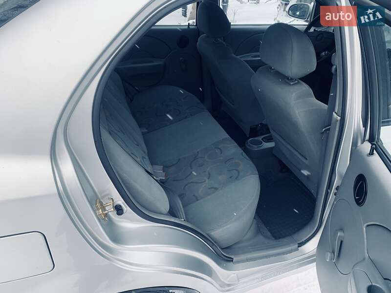 Седан Chevrolet Aveo 2005 в Киеве