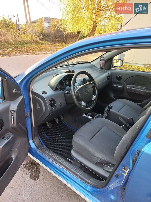 Хэтчбек Chevrolet Aveo 2005 в Остроге