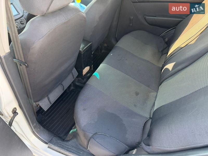 Седан Chevrolet Aveo 2006 в Ромнах