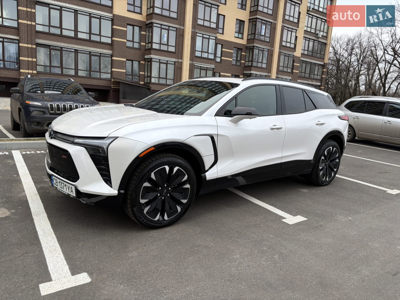 ⚡️ Chevrolet Blazer EV RS 2024 ⚡️
Стильний електричний кросовер у топовій комплектації RS

🚘 Стан нового автомобіля
📍 Авто пригнане з Канади
📊 Пробіг: 4 000 км

🔋 Електро:
• Батарея 85 кВт·год
• Динамічний та тихий хід
• Сучасна система швидкої зарядки

✨ Зовнішній вигляд:
• Ефектні, красиві оригінальні диски RS
• Нова гума
• Агресивний та спортивний дизайн, який притягує погляди

🖤❤️ Салон:
• Розкішний червоний салон
• Вставки з Alcantara
• Чорна стеля
• Великий цифровий дисплей та сучасна мультимедіа
• На екранах і окремих елементах ще збережена захисна плівка

🛡 Авто без нюансів:
✔️ Як з автосалону
✔️ Повністю готове до нового власника