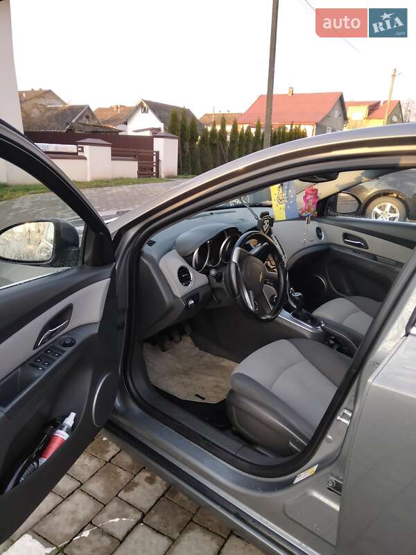 Седан Chevrolet Cruze 2010 в Львові