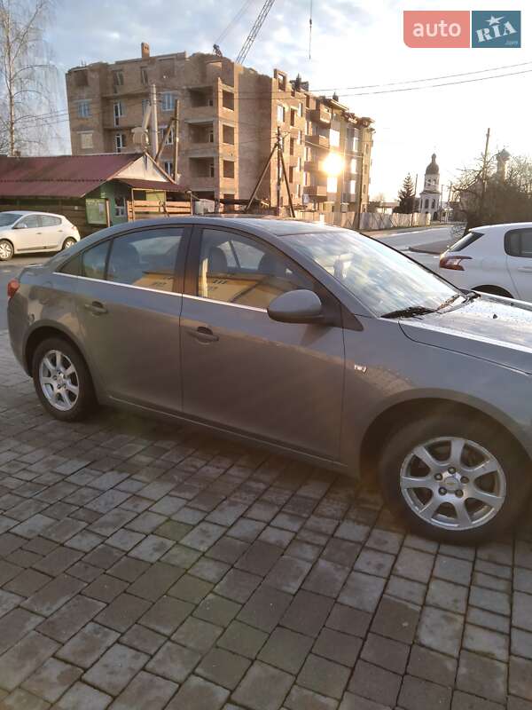 Седан Chevrolet Cruze 2010 в Львові