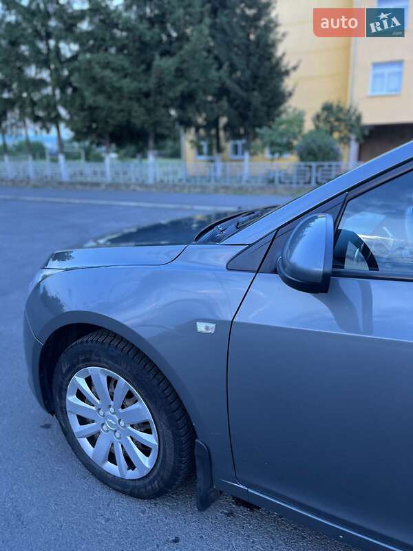 Седан Chevrolet Cruze 2011 в Мукачевому