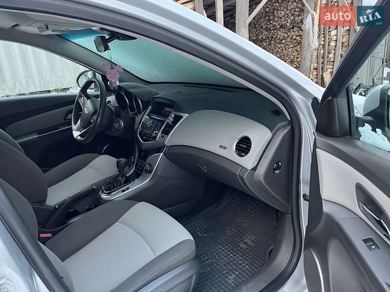 Седан Chevrolet Cruze 2010 в Дубровиці
