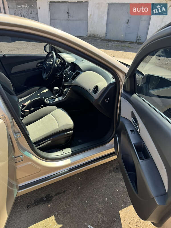 Седан Chevrolet Cruze 2011 в Чернівцях
