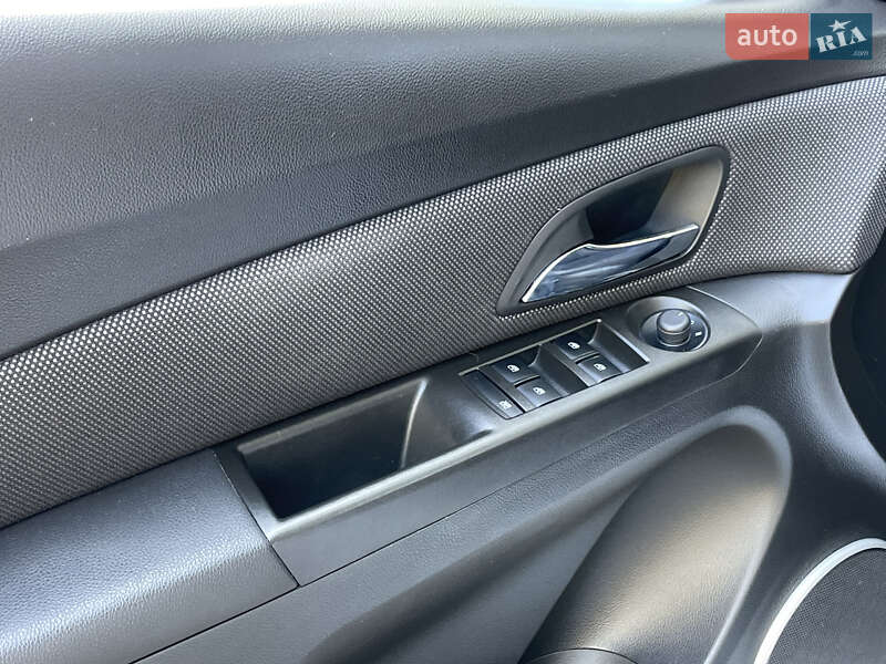 Хэтчбек Chevrolet Cruze 2014 в Киеве фото 28 Хэтчбек Chevrolet Cruze 2014 в Киеве