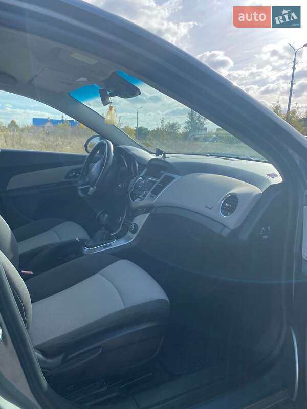 Седан Chevrolet Cruze 2011 в Волочиську