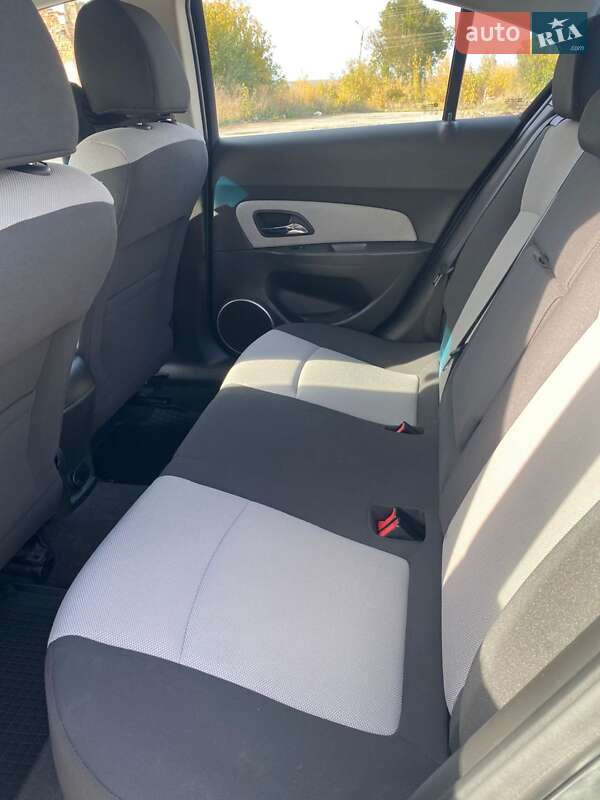 Седан Chevrolet Cruze 2011 в Волочиську