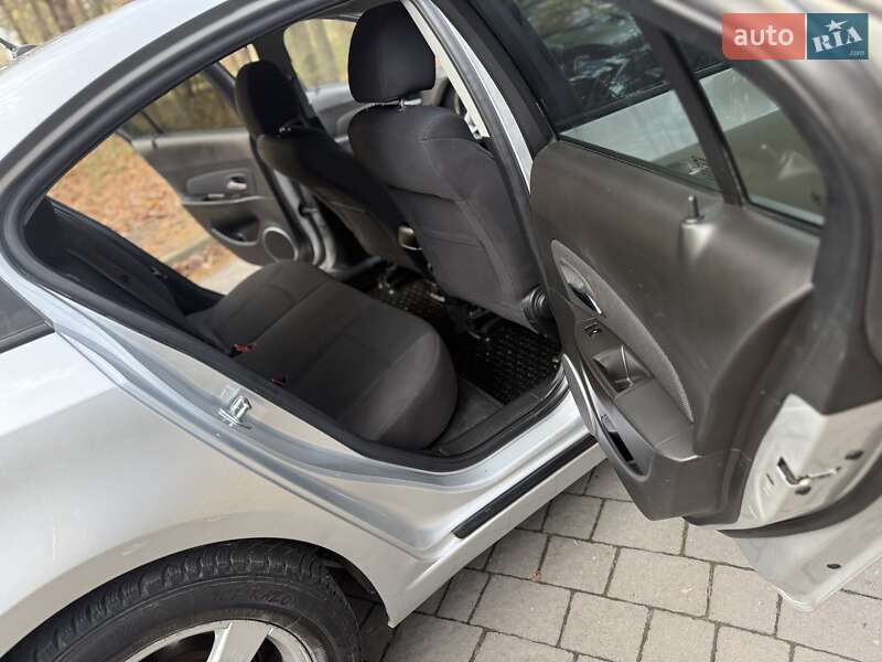 Седан Chevrolet Cruze 2012 в Львові