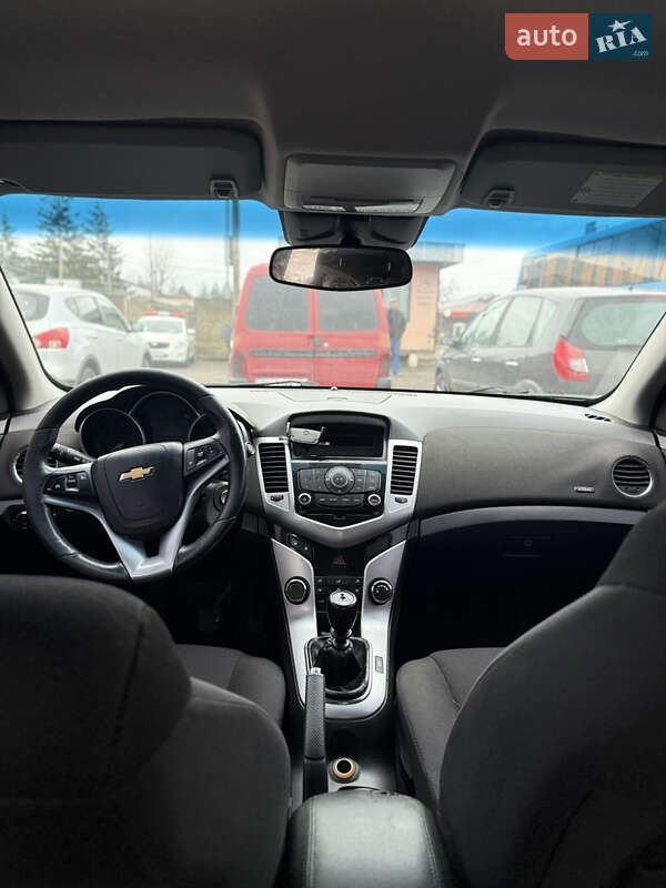 Седан Chevrolet Cruze 2011 в Сарнах