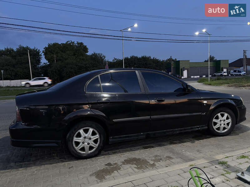 Седан Chevrolet Evanda 2005 в Киеве