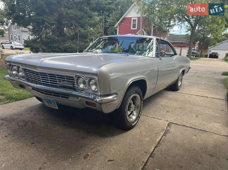 Купе Chevrolet Impala 1966 в Львові