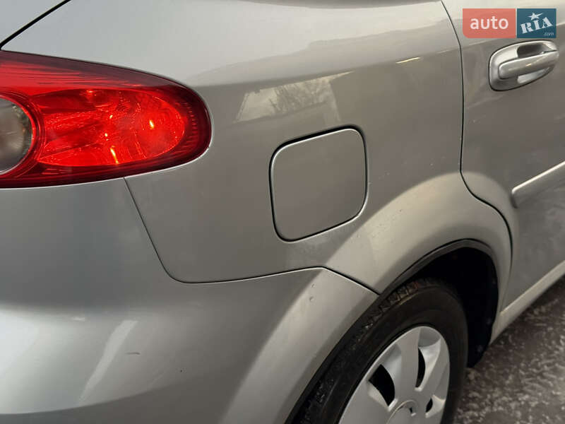 Хетчбек Chevrolet Lacetti 2004 в Дніпрі