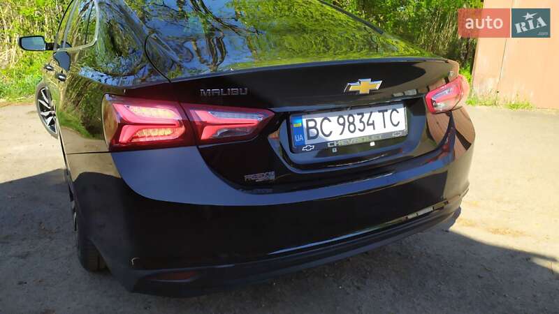 Седан Chevrolet Malibu 2022 в Львові