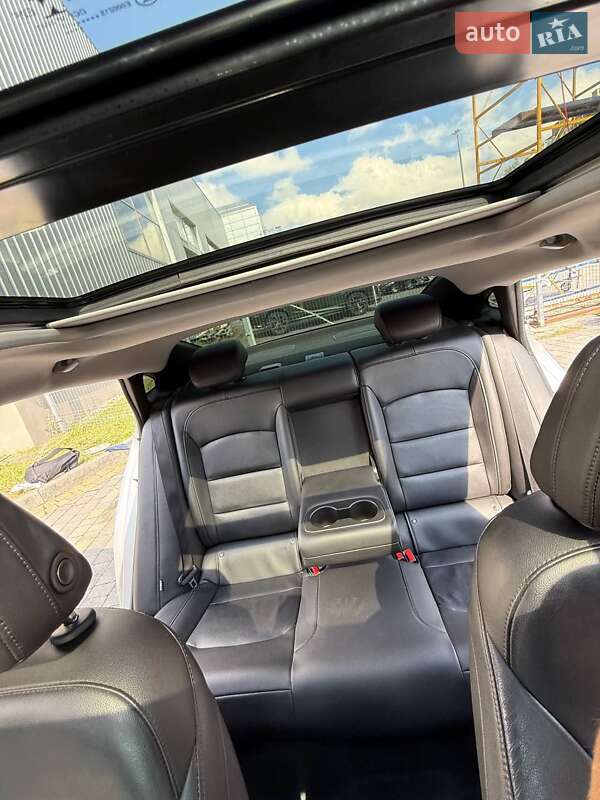 Седан Chevrolet Malibu 2017 в Львове