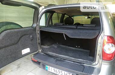 Позашляховик / Кросовер Chevrolet Niva 2011 в 
