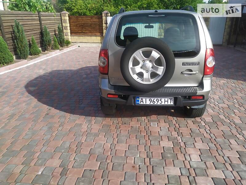 Внедорожник / Кроссовер Chevrolet Niva 2011 в Коростене