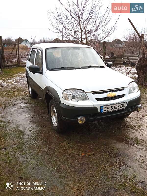 Позашляховик / Кросовер Chevrolet Niva 2015 в Срібному