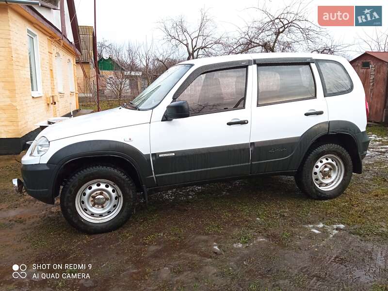 Позашляховик / Кросовер Chevrolet Niva 2015 в Срібному