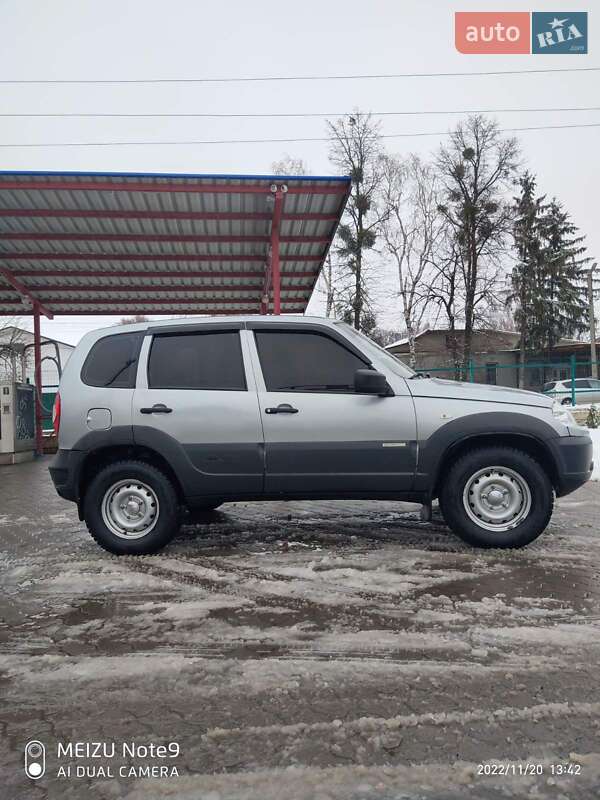 Позашляховик / Кросовер Chevrolet Niva 2015 в Тростянці