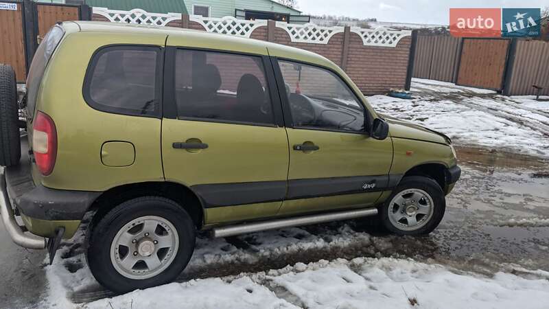 Внедорожник / Кроссовер Chevrolet Niva 2004 в Краснокутске