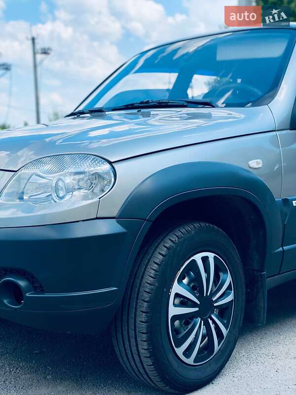 Позашляховик / Кросовер Chevrolet Niva 2011 в Новомосковську