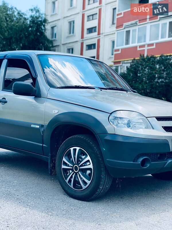 Позашляховик / Кросовер Chevrolet Niva 2011 в Новомосковську