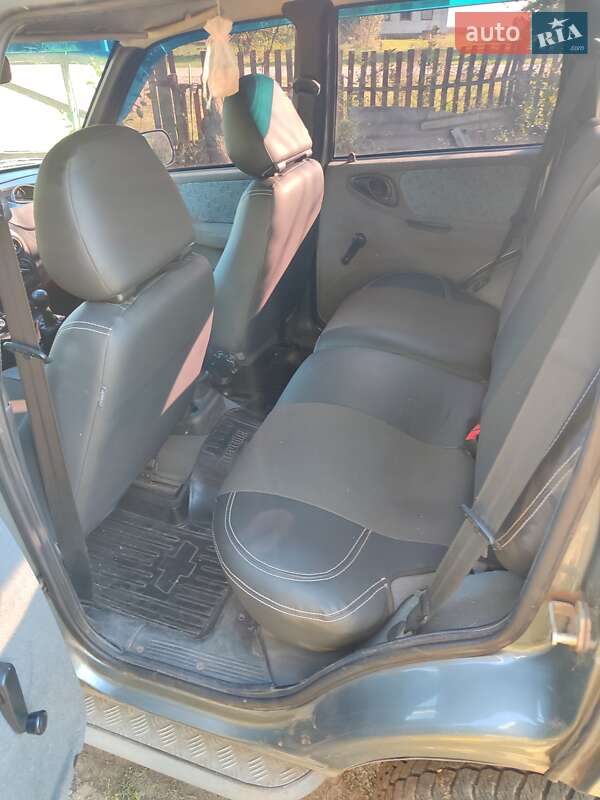 Внедорожник / Кроссовер Chevrolet Niva 2004 в Запорожье