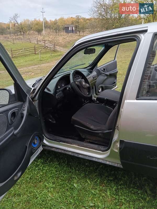 Позашляховик / Кросовер Chevrolet Niva 2011 в Тячеві