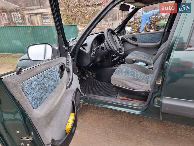 Позашляховик / Кросовер Chevrolet Niva 2004 в Врадіївці