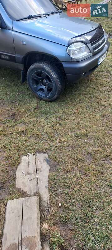 Позашляховик / Кросовер Chevrolet Niva 2004 в Коломиї