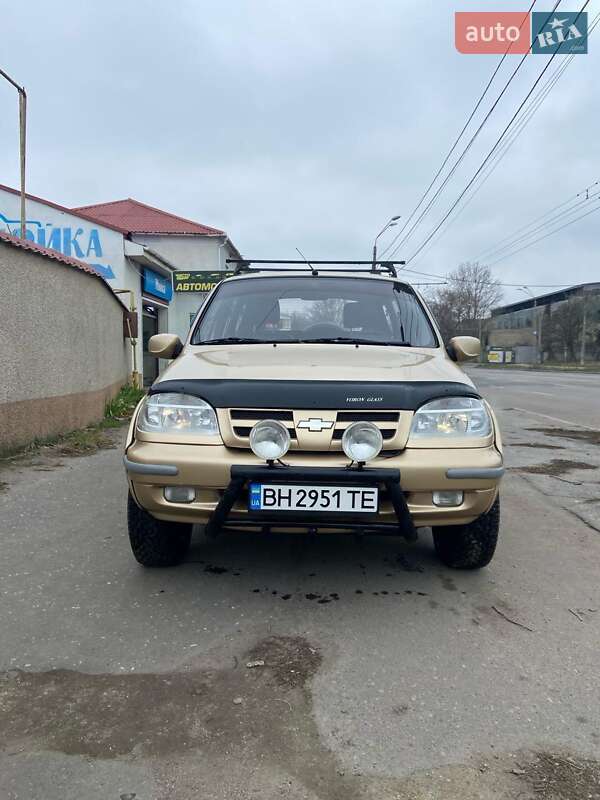 Позашляховик / Кросовер Chevrolet Niva 2004 в 
