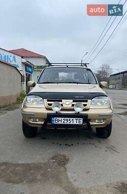Позашляховик / Кросовер Chevrolet Niva 2004 в 