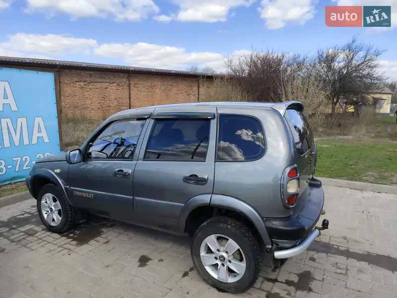 Внедорожник / Кроссовер Chevrolet Niva 2005 в 