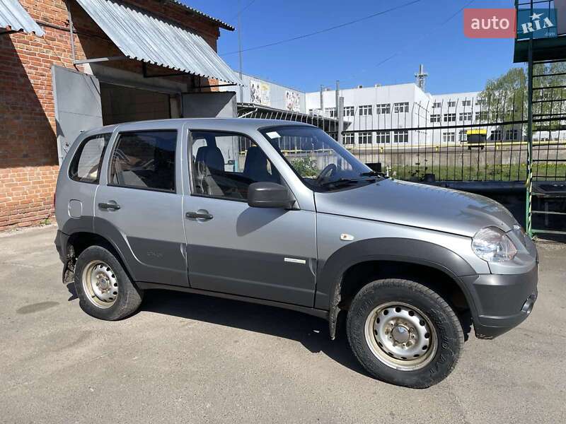 Позашляховик / Кросовер Chevrolet Niva 2014 в 