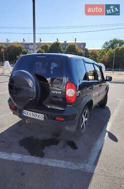 Позашляховик / Кросовер Chevrolet Niva 2010 в 