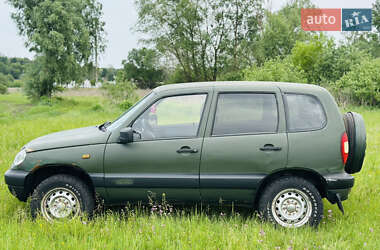 Внедорожник / Кроссовер Chevrolet Niva 2005 в Ромнах