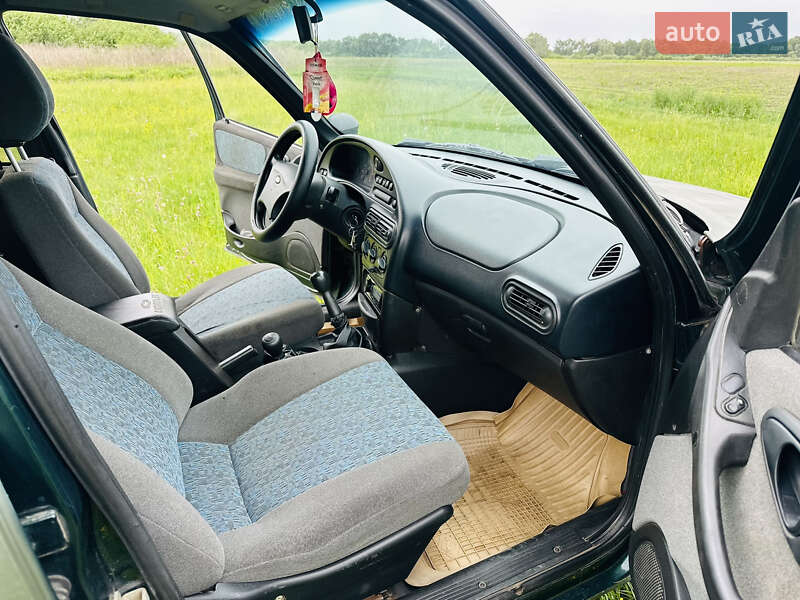 Позашляховик / Кросовер Chevrolet Niva 2005 в Ромнах